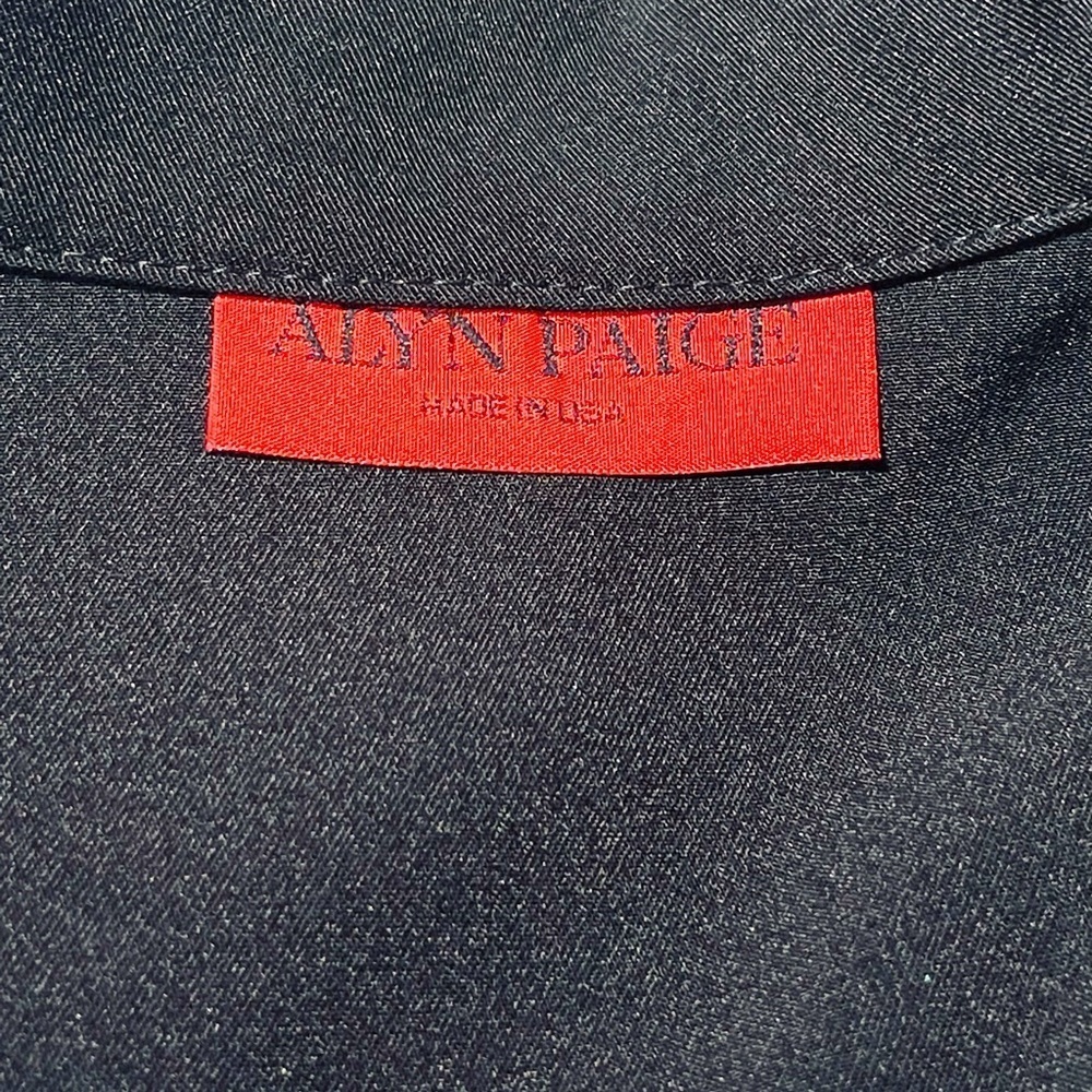 𝅺Alyn Paige women’s black blazer. - Picture 3 of 4